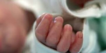 Lindi prematurë, foshnja 2 muajshe në rrezik për jetën