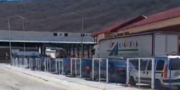 Radhë të gjata në Kapshticë, qytetarët presin mbi 2 orë për të kaluar kufirin