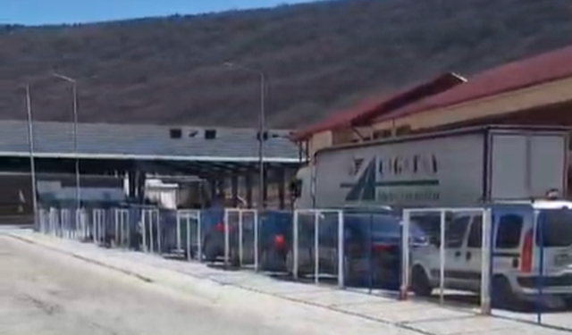Radhë të gjata në Kapshticë, qytetarët presin mbi 2 orë për të kaluar kufirin
