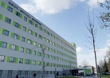 Foshnja 2-muajshe humb jetën në QSUT, nëna: E nxorrën para kohe