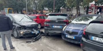 Aksident zinxhir, 6 makina përplasen në qendër të qytetit