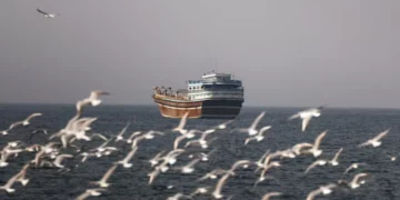 “Regjim i ri për Ngushticën e Hormuzit”, Irani shqyrton vendosjen e tarifave për çdo anije mallrash