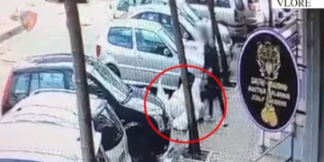 Hodhi inerte në trotuar, gjobitet dhe procedohet 33-vjeçari në Vlorë.