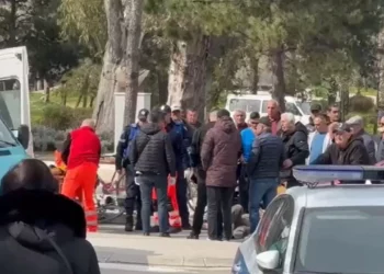 Vlorë/ Aksident në Skelë, makina përplas të moshuarin në vijat e bardha.