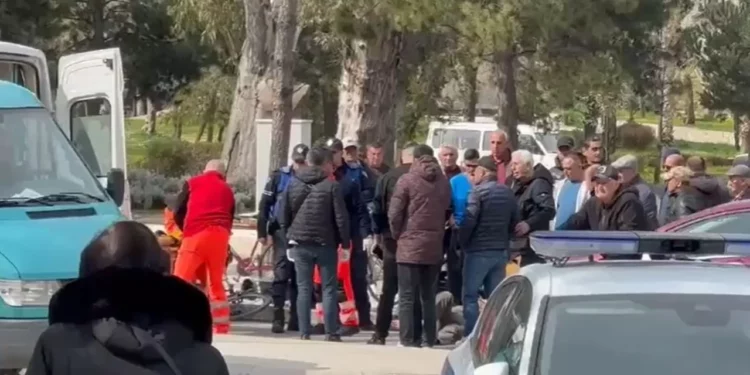 Vlorë/ Aksident në Skelë, makina përplas të moshuarin në vijat e bardha.