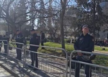 Kuvendi “blindohet”, opozita protestë para Parlamentit