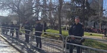 Kuvendi “blindohet”, opozita protestë para Parlamentit