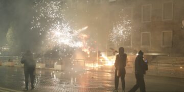 Molotovë dhe përplasje me policinë, 14 të arrestuar pas protestës së opozitës