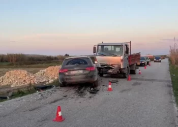 Aksident rrugor në fshatin Baltëz të Fierit, kamionçina përplas një makinë, lëndohen 3 persona