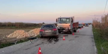 Aksident rrugor në fshatin Baltëz të Fierit, kamionçina përplas një makinë, lëndohen 3 persona