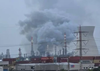 Irani sulmon një rafineri nafte në një qytet të Izraelit, nuk raportohet ende për viktima