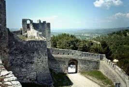 Ra nga muri në kalanë e Beratit teksa bënte foto, plagoset 69-vjeçarja holandeze