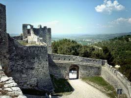 Ra nga muri në kalanë e Beratit teksa bënte foto, plagoset 69-vjeçarja holandeze