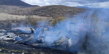 Zjarr në Kolonjë, digjet stalla me ushqim për bagëtitë