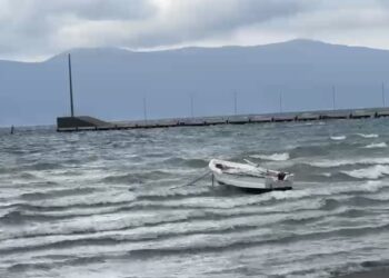Moti i keq në Vlorë/ Ndalohet lundrimi për mjetet e vogla, anulohet nisja e tragetit Vlorë-Brindis