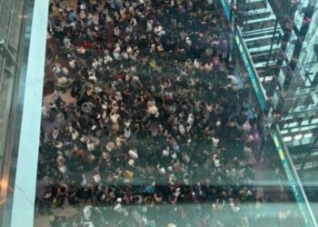 Kaos në Aeroportin e Dubait, mijëra pasagjerë bllokuar pas pezullimit të fluturimeve