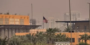 Ambasada e SHBA në Bagdad u kërkon amerikanëve të largohen nga Iraku pas sulmit me raketë.