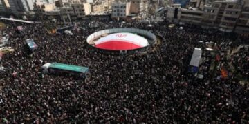 Vriten dy zyrtarë iranianë, qytetarët dalin në nderim në Teheran