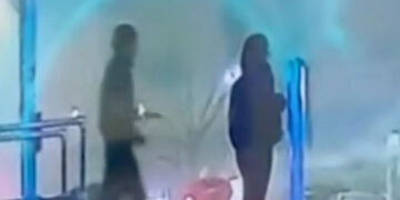 Terror në New York! Burri i maskuar sulmon me thikë një 29-vjeçare në mes të rrugës