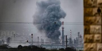 Irani sulmon një rafineri nafte në një qytet të Izraelit, nuk raportohet ende për viktima