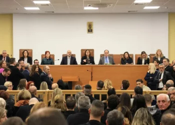 Nis gjyqi për tragjedinë e Tempit në Greqia, por ndërpritet nga tensionet në sallë