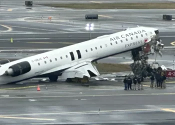 Rrëzimi i avionit në Nju Jork/ Gjendet e gjallë një stjuardesë, ishte lidhur në sedilje