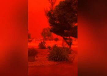 Fenomen i jashtëzakonshëm në Australi! Qielli i kuq, pamje apokaliptike pas ciklonit Narelle (VIDEO)