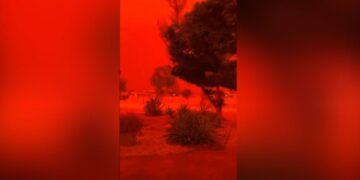 Fenomen i jashtëzakonshëm në Australi! Qielli i kuq, pamje apokaliptike pas ciklonit Narelle (VIDEO)