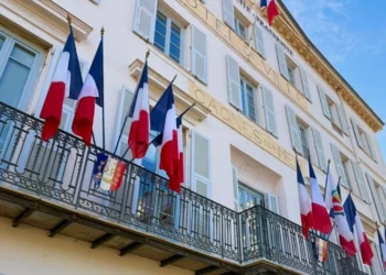 Kryebashkiakët e ekstremit të djathtë në Francë heqin flamujt e BE-së, qeveria: Populizëm