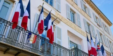 Kryebashkiakët e ekstremit të djathtë në Francë heqin flamujt e BE-së, qeveria: Populizëm