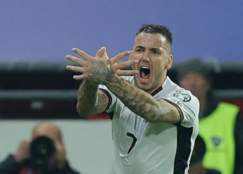 Urimi plot emocione nga Rey Manaj: Hajde zemra e Shqipërisë