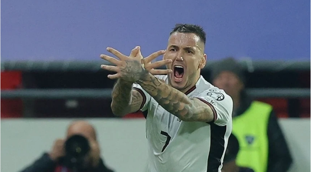 Urimi plot emocione nga Rey Manaj: Hajde zemra e Shqipërisë