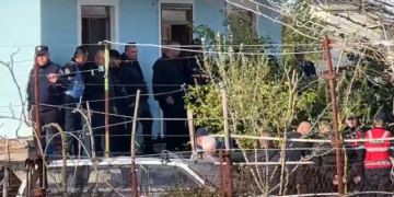 Tragjedi në Roskovec: Vret bashkëshorten dhe veten, fëmijët refuzojnë varrimin e tij