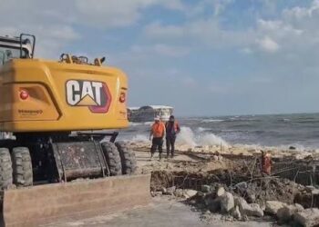 Era e fortë në Durrës shkëput xhamin nga pallati