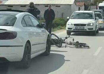Aksident në Fier–Patos, burri që lëvizte me biçikletë përplaset nga makina
