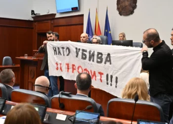 Rutte vizitë zyrtare në Shkup, e majta e pret në Kuvend me pankartë “NATO vret për fitim”