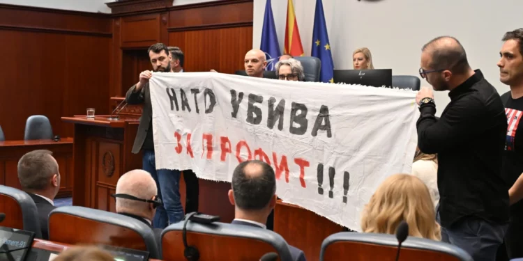 Rutte vizitë zyrtare në Shkup, e majta e pret në Kuvend me pankartë “NATO vret për fitim”