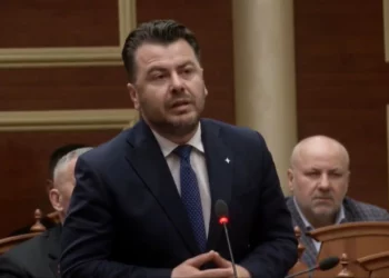 “Rezolutë servile”/ Kapri në Kuvend: Qëllimi është të shpëtohet fati politik i Edi Ramës
