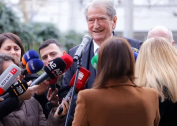 Artistët ishin brenda ish-vilës së Enver Hoxhës gjatë sulmit me molotovë, Berisha: Nuk e dija