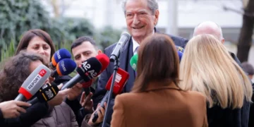 Artistët ishin brenda ish-vilës së Enver Hoxhës gjatë sulmit me molotovë, Berisha: Nuk e dija