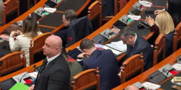 FOTOLAJM/ Seanca plenare në Kuvend, gardisti qëndron pranë Taulant Ballës