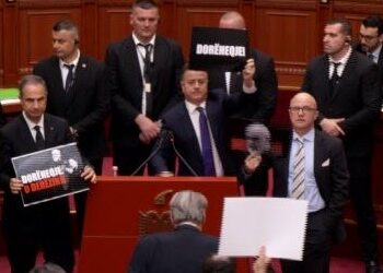 Tensione në Kuvend, deputetë të opozitës bllokojnë Foltoren