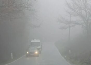 Mjegulla e dendur mbulon Kukësin, vështirësi në qarkullim