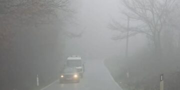 Mjegulla e dendur mbulon Kukësin, vështirësi në qarkullim