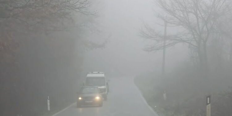 Mjegulla e dendur mbulon Kukësin, vështirësi në qarkullim