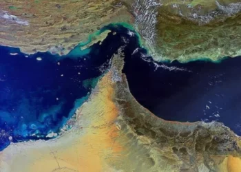 Irani lejon kalimin e anijeve të naftës ‘jo-armiqësore’ në Ngushticën e Hormuzit, por me kusht