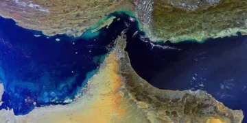 Irani lejon kalimin e anijeve të naftës ‘jo-armiqësore’ në Ngushticën e Hormuzit, por me kusht