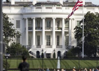 Alarm! Makina përplaset me portën e Shtëpisë së Bardhë, pranga shoferit