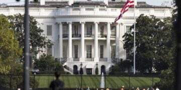 Alarm! Makina përplaset me portën e Shtëpisë së Bardhë, pranga shoferit