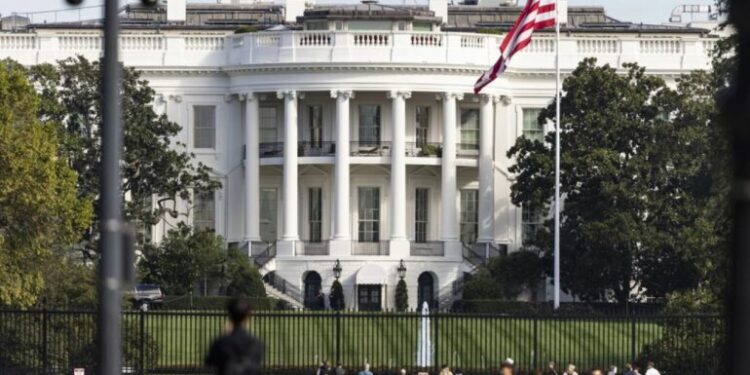 Alarm! Makina përplaset me portën e Shtëpisë së Bardhë, pranga shoferit